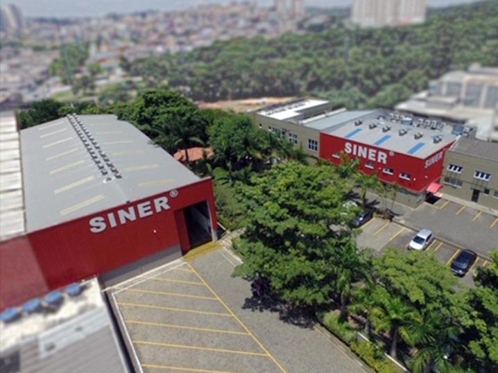 Técnico da SINER montando painel elétrico na fábrica em Carapicuíba/SP
